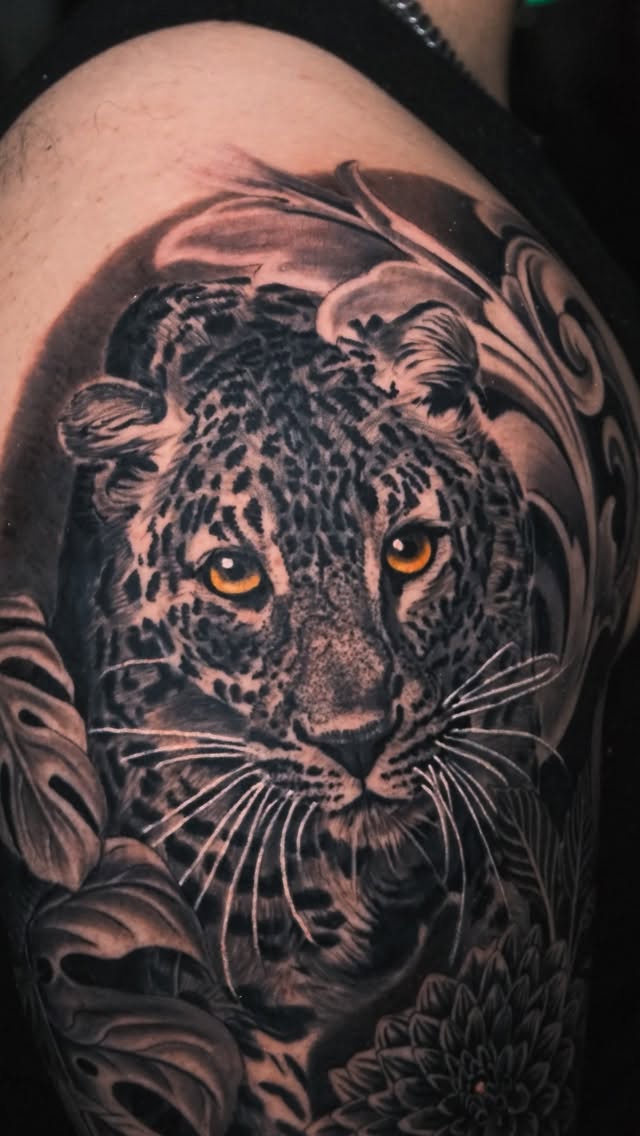Tatuaje de pantera negra en realismo para clientes de Envigado