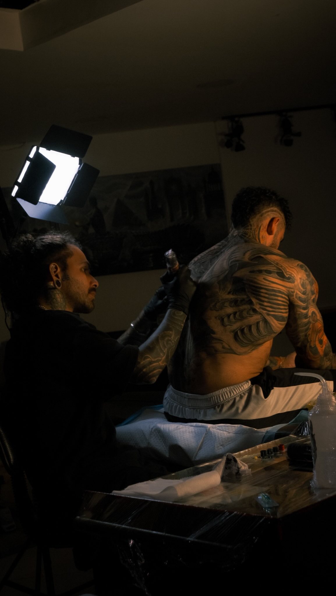 Proceso de tatuaje cerca de La Estrella